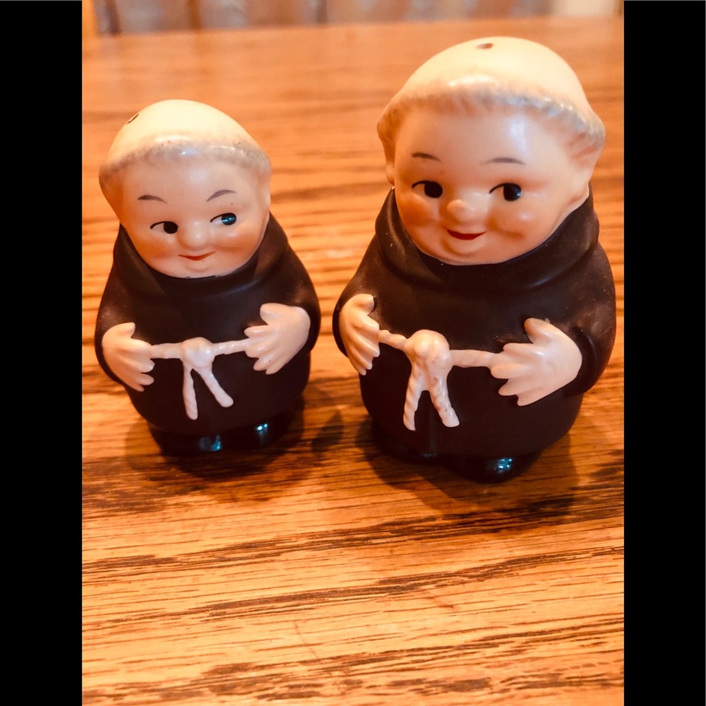 ❤️SALE:VINTAGE PORCELAIN EUROPEAN SALT/PEPPER SET